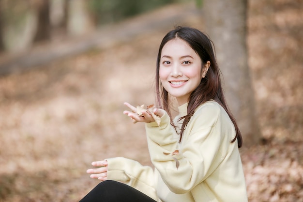 Bella donna asiatica Sorridente ragazza felice e indossando abiti caldi inverno e autunno ritratto a outd