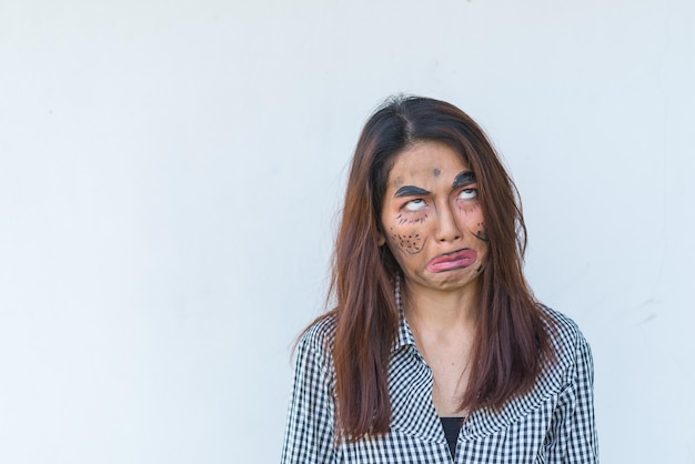 Bella donna asiatica trucco faccia scherzo su sfondo biancoLa gente della Thailandia posa per scattare una foto