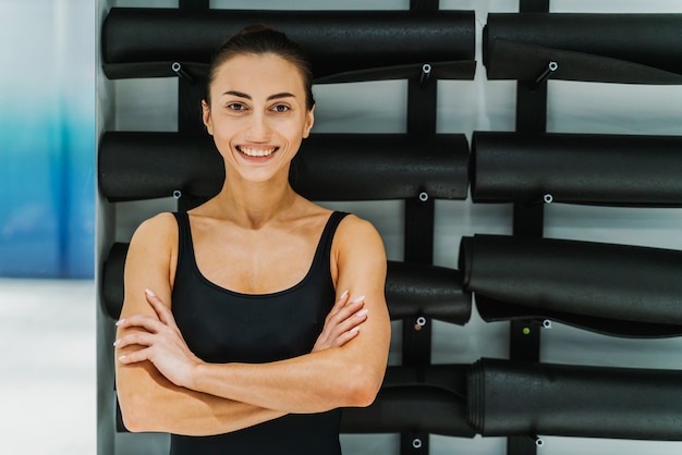 Bella donna atletica formazione in una palestra