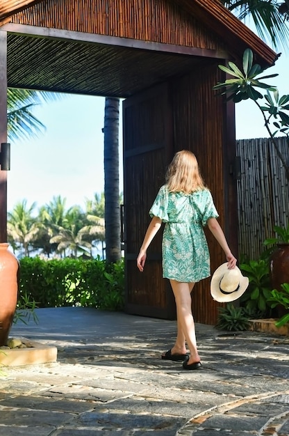 Bella donna bielorussa in abito verde con cappello