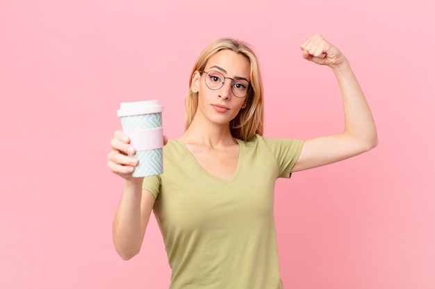 Bella donna bionda che beve un caffè