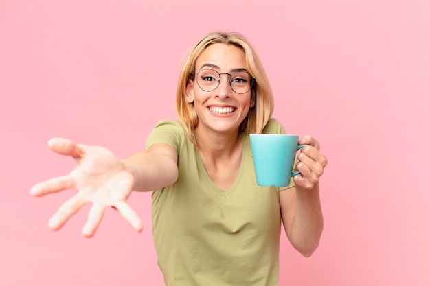 Bella donna bionda che beve un caffè