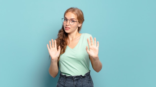 bella donna bionda che sembra nervosa, ansiosa e preoccupata, dicendo che non è colpa mia o non l'ho fatto