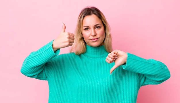 Bella donna bionda che si sente confusa, all'oscuro e insicura nel valutare il bene e il male in diverse opzioni o scelte