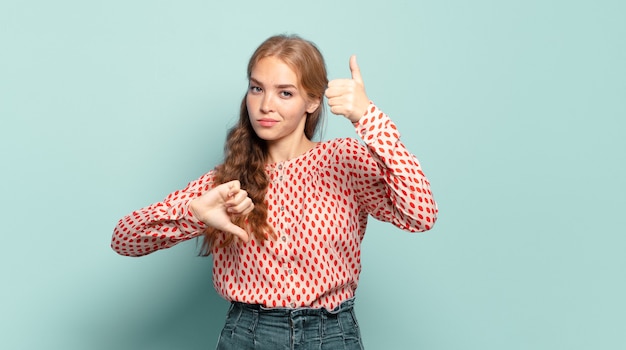 Bella donna bionda che si sente confusa, incerta e insicura, valutando il bene e il male in diverse opzioni o scelte