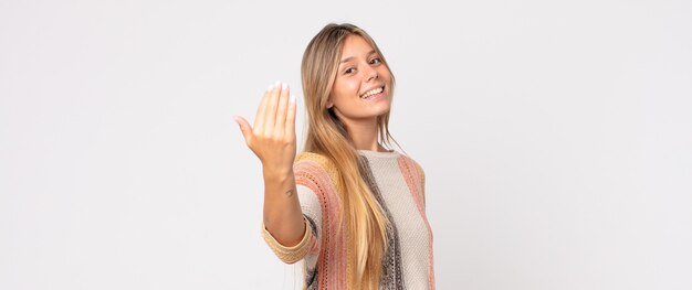 Bella donna bionda che si sente felice, di successo e sicura di sé, affronta una sfida e dice di portarla avanti! o darti il benvenuto