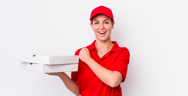 Bella donna bionda che si sente felice e affronta una sfida o celebra il concetto di consegna della pizza