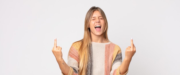 Bella donna bionda che si sente stressata e frustrata, alza le mani alla testa, si sente stanca, infelice e con l'emicrania