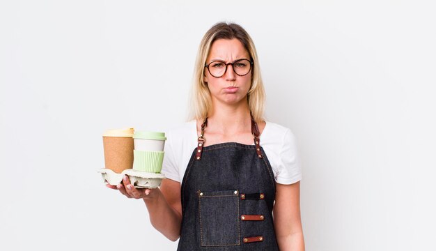 Bella donna bionda che si sente triste e lamentosa con uno sguardo infelice e piange porta via il concetto di caffè