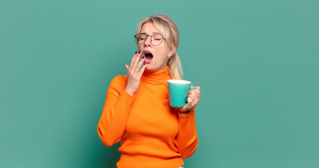 Bella donna bionda con una tazza di caffè