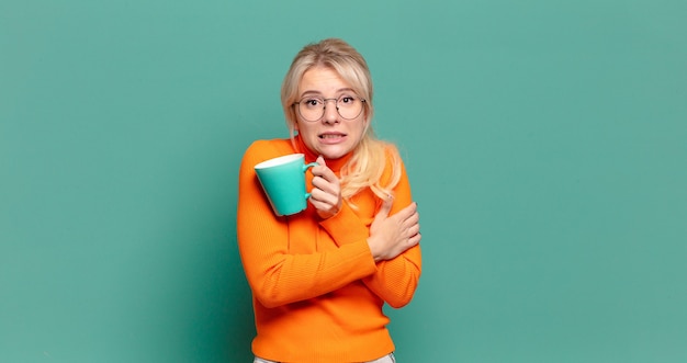 Bella donna bionda con una tazza di caffè