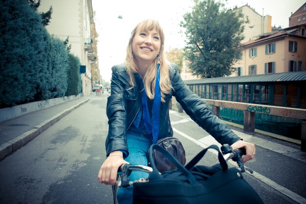 bella donna bionda in bicicletta