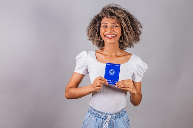 Bella donna brasiliana blackxA holding carta di lavoro e previdenza sociale