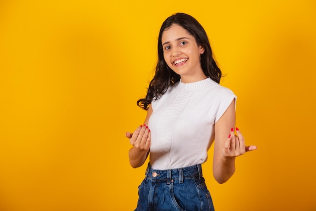 Bella donna brasiliana che invita con le mani