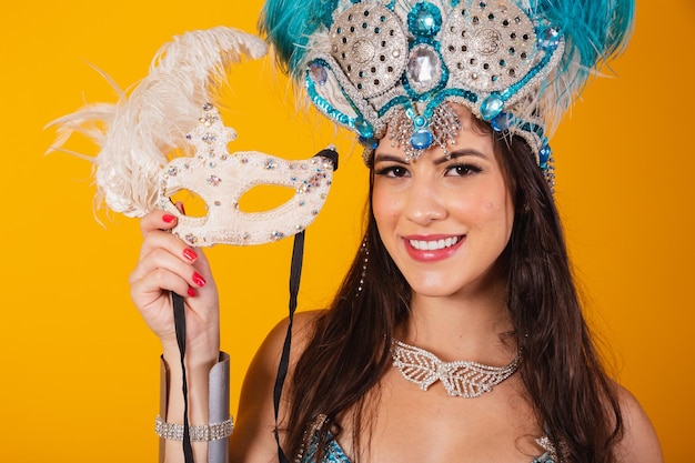 Bella donna brasiliana con abiti da regina dal carnevale della scuola di samba Foto del primo piano della corona di piume