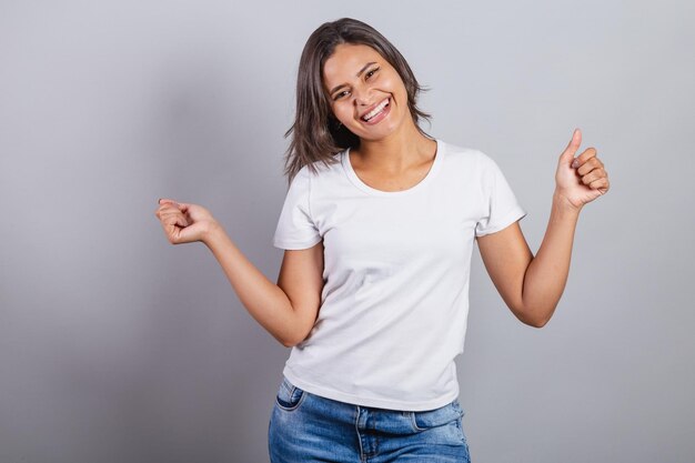 Bella donna brasiliana denim e danza sorridente bianco ottimista molto felice