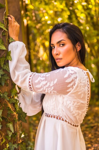 Bella donna brasiliana in un abito bianco