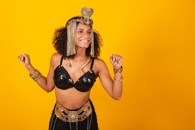 Bella donna brasiliana nera nel carnevale di Cleopatra vestiti ballando e festeggiando