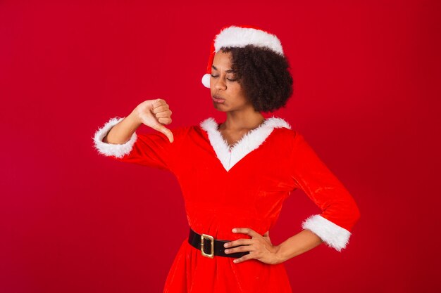 Bella donna brasiliana nera vestita da babbo natale mama claus non piace il pollice verso il basso