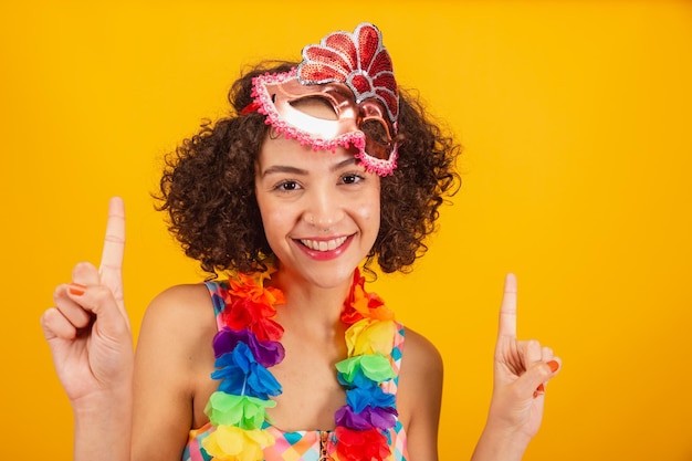 Bella donna brasiliana vestita di abiti di carnevale foto del primo piano del suo volto danzante