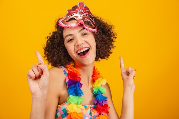 Bella donna brasiliana vestita di abiti di carnevale foto del primo piano del suo volto danzante