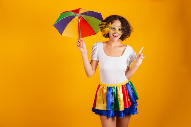 Bella donna brasiliana vestita di carnevale abiti gonna colorata e camicia bianca che indossa danza mascara