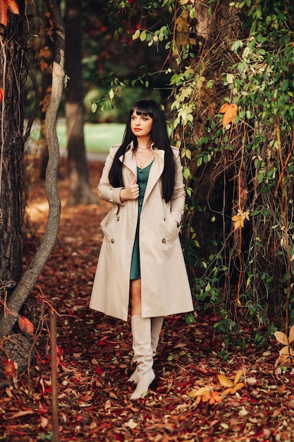 Bella donna bruna autunno nel parco