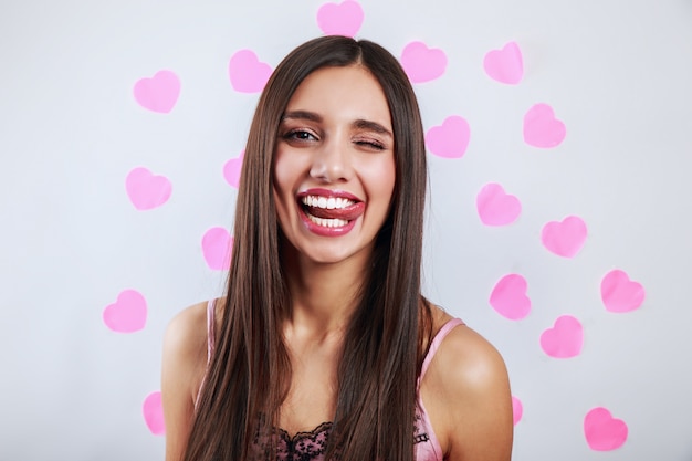 Bella donna bruna sorridente. Espressioni facciali espressive. Concetto di amore di San Valentino