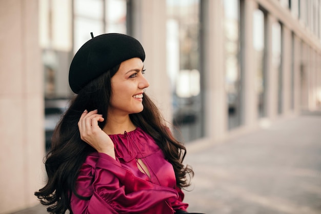 Bella donna bruna vestita in stile retrò