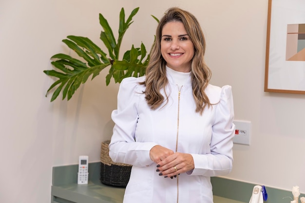 Bella donna caucasica brasiliana Estetista professionista Cosmetologo Sorridendo felice e ottimista in posa per una foto