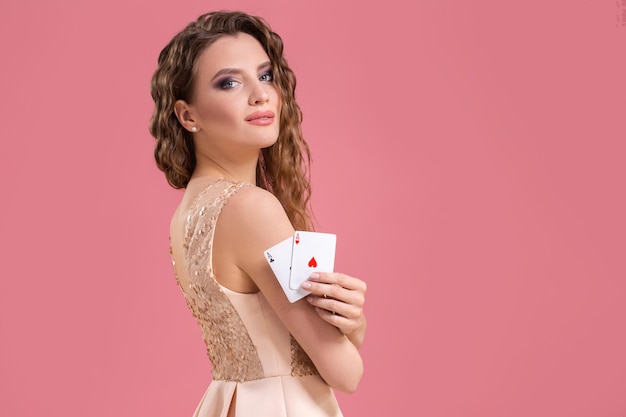 Bella donna caucasica con carte da poker gioco d'azzardo in studio del casinò girato