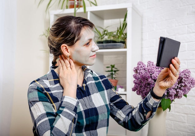 Bella donna caucasica con maschera sul viso Concetto di cura del viso