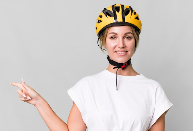 Bella donna caucasica con un casco da bicicletta