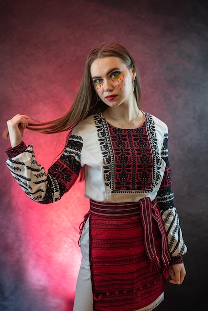 Bella donna caucasica in vestito ricamato rosso tradizionale dell'abbigliamento ucraino
