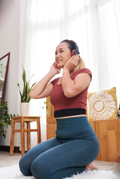 Bella donna che ascolta la musica