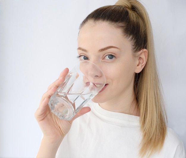 bella donna che beve acqua di sorgente