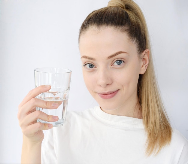 bella donna che beve acqua di sorgente