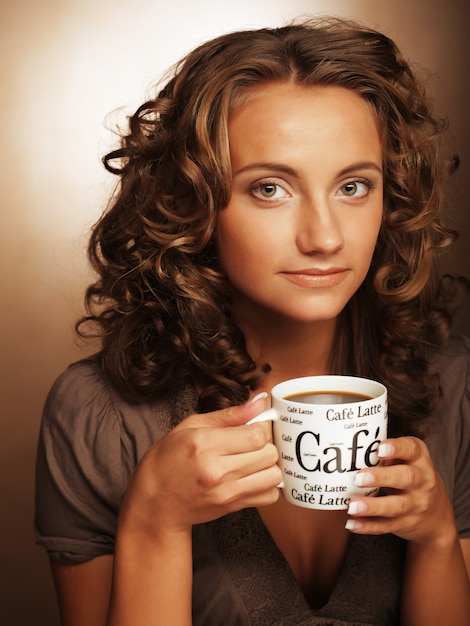 Bella donna che beve caffè