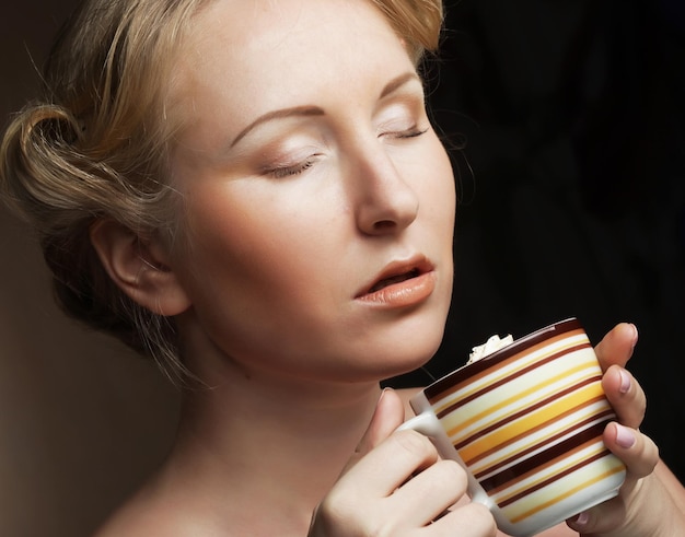 Bella donna che beve caffè