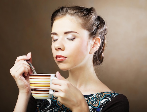 Bella donna che beve caffè