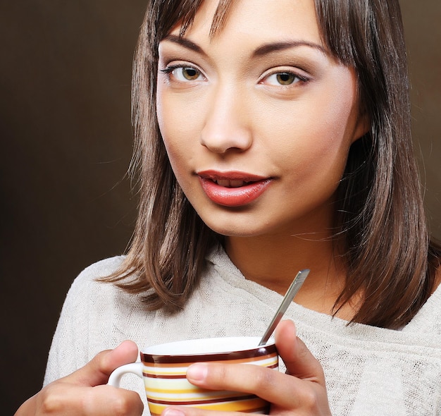 Bella donna che beve caffè