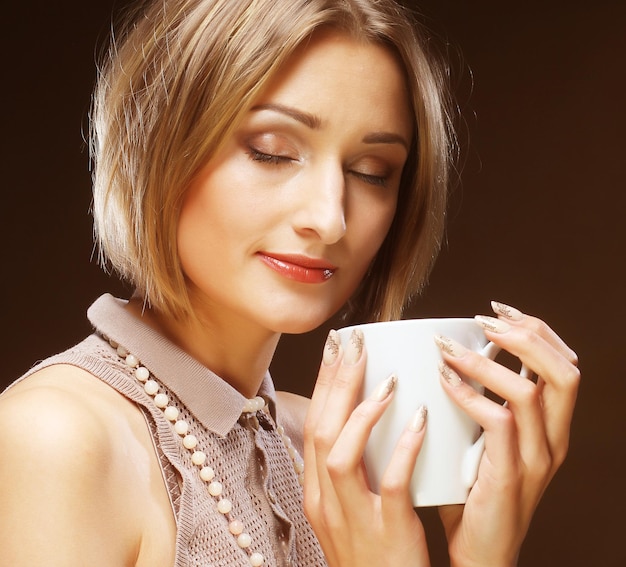 Bella donna che beve caffè