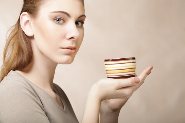 bella donna che beve il caffè