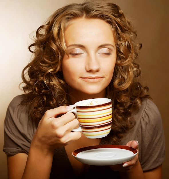 bella donna che beve il caffè