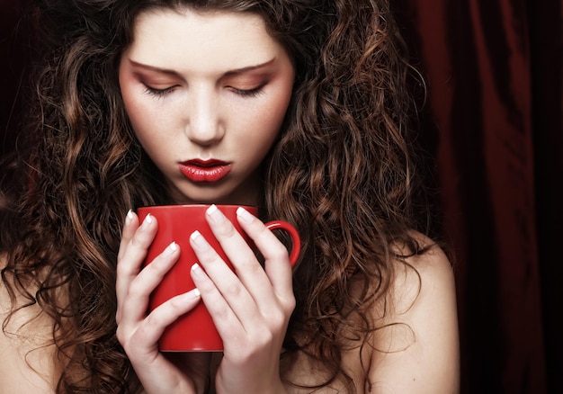 bella donna che beve il caffè