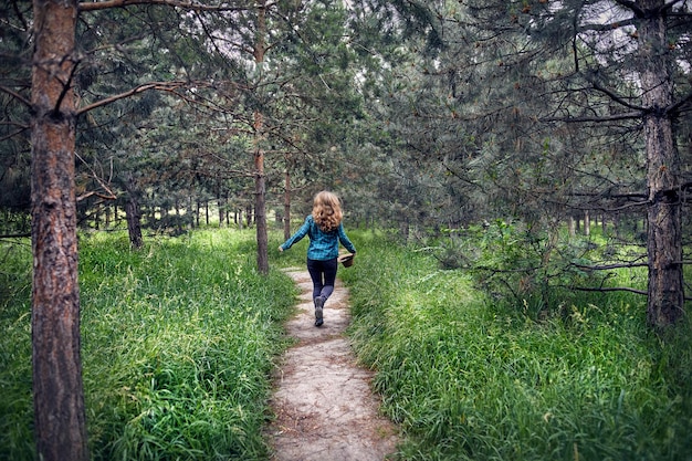 Bella donna che corre nella foresta