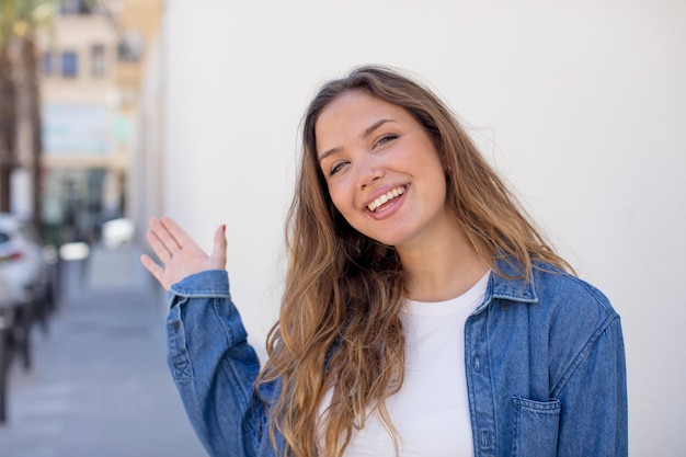 bella donna che esprime un concetto