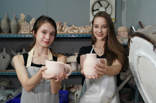 Bella donna che fa la ceramica sulla donna del primo piano delle mani della ruota nell'hobby di affari freelance