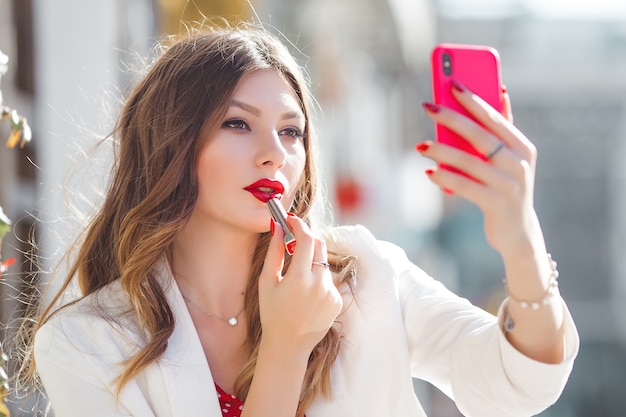 Bella donna che fa selfie all'aperto