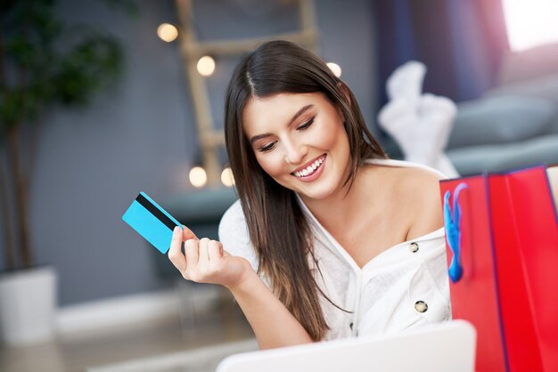 bella donna che fa shopping online con carta di credito